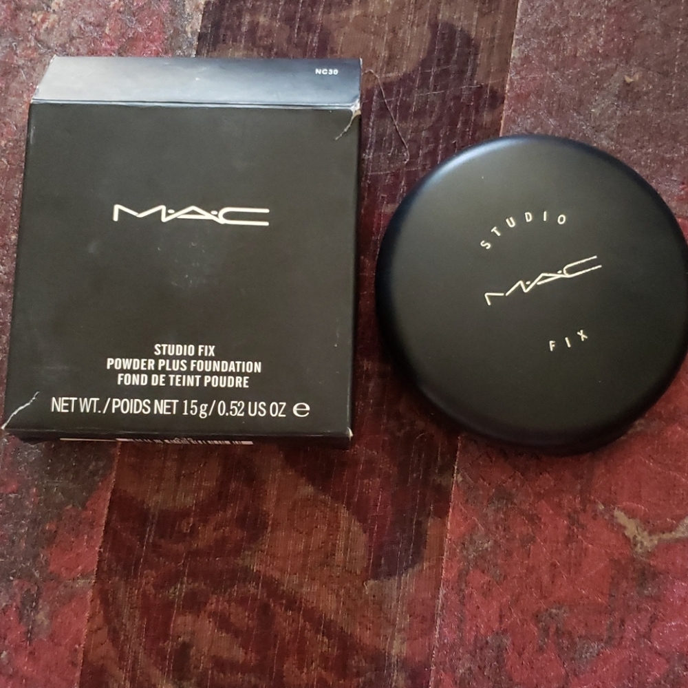 Mac Studio Fix Powder.